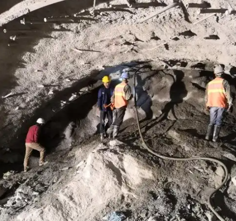 明水拱顶带模注浆料的施工流程及注意事项